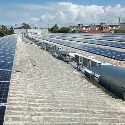 Instalação solar da Core Energy em cobertura empresarial